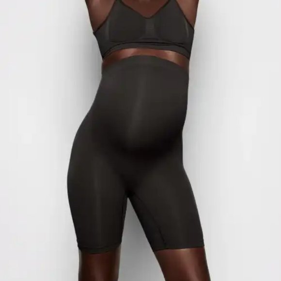 SKIMS | Maternity Sculpting Shorts Mid Thigh - Picture 1 of 5